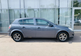 Подержанный автомобиль Opel Astra Hatchback 2007 года (4 фото)