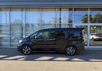 Подержанный автомобиль Honda Stepwgn 2017 года (11 фото)