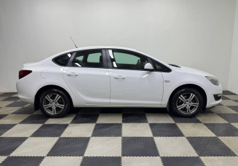 Подержанный автомобиль Opel Astra Sedan 2014 года (4 фото)