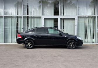 Подержанный автомобиль Opel Astra Sedan 2011 года (4 фото)