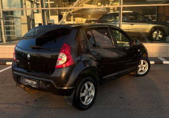 Подержанный автомобиль Renault Sandero 2011 года (6 фото)