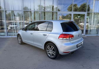 Подержанный автомобиль Volkswagen Golf Hatchback 2012 года (7 фото)