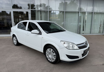 Подержанный автомобиль Opel Astra Sedan 2012 года (3 фото)
