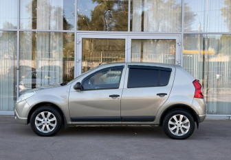 Подержанный автомобиль Renault Sandero 2010 года (8 фото)