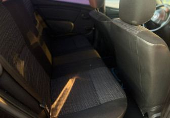 Подержанный автомобиль Renault Sandero 2011 года (12 фото)