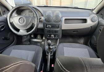 Подержанный автомобиль Renault Sandero 2010 года (9 фото)