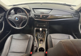 Подержанный автомобиль BMW X1 2011 года (10 фото)