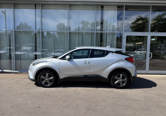 Подержанный автомобиль Toyota C-HR 2018 года (8 фото)