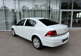 Подержанный автомобиль Opel Astra Sedan 2012 года (7 фото)