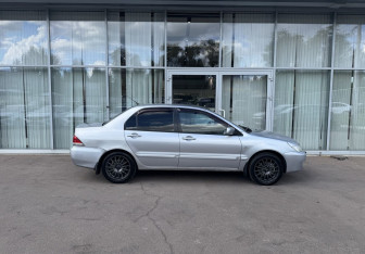 Подержанный автомобиль Mitsubishi Lancer Sedan 2006 года (4 фото)