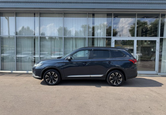 Подержанный автомобиль Mitsubishi Outlander 2021 года (8 фото)