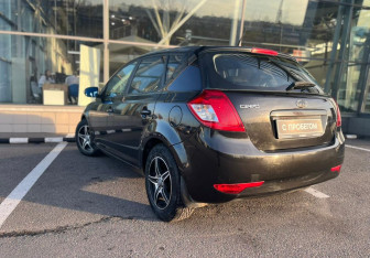Подержанный автомобиль Kia Ceed Hatchback 2010 года (8 фото)
