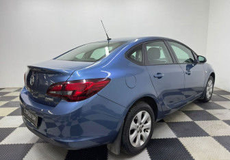 Подержанный автомобиль Opel Astra Sedan 2013 года (5 фото)