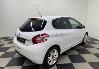 Подержанный автомобиль Peugeot 208 2013 года (5 фото)