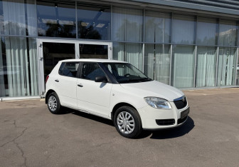 Подержанный автомобиль Skoda Fabia Hatchback 2007 года (3 фото)