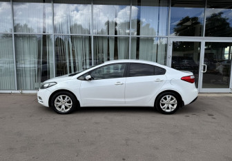 Подержанный автомобиль Kia Cerato Sedan 2015 года (8 фото)
