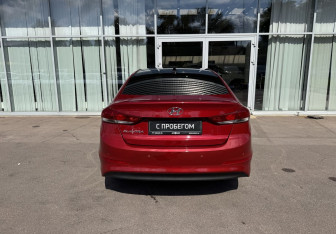 Подержанный автомобиль Hyundai Elantra Sedan 2018 года (6 фото)