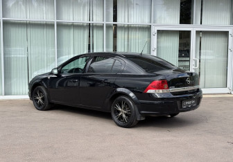 Подержанный автомобиль Opel Astra Sedan 2011 года (7 фото)