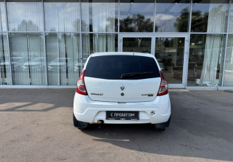 Подержанный автомобиль Renault Sandero 2010 года (6 фото)