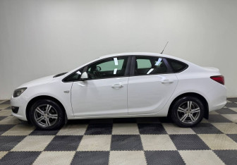 Подержанный автомобиль Opel Astra Sedan 2014 года (8 фото)