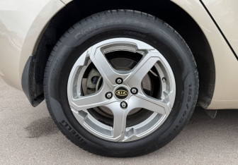 Подержанный автомобиль Kia Rio Hatchback 2013 года (14 фото)