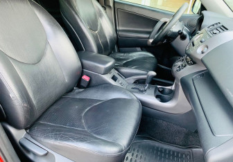 Подержанный автомобиль Toyota RAV4 2007 года (9 фото)