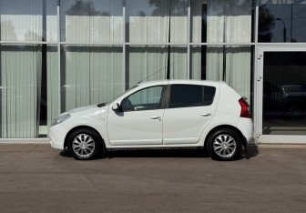 Подержанный автомобиль Renault Sandero 2013 года (8 фото)