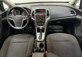 Подержанный автомобиль Opel Astra Sedan 2014 года (10 фото)