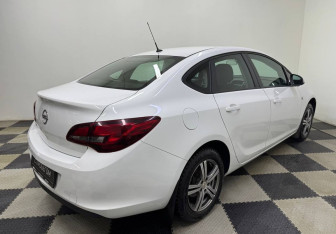 Подержанный автомобиль Opel Astra Sedan 2014 года (5 фото)