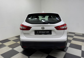 Подержанный автомобиль Nissan Qashqai 2017 года (6 фото)