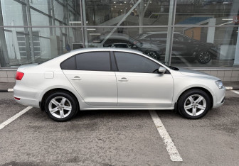 Подержанный автомобиль Volkswagen Jetta Sedan 2014 года (4 фото)