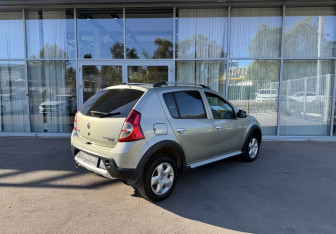 Подержанный автомобиль Renault Sandero 2014 года (5 фото)