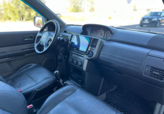 Подержанный автомобиль Nissan X-Trail 2005 года (10 фото)