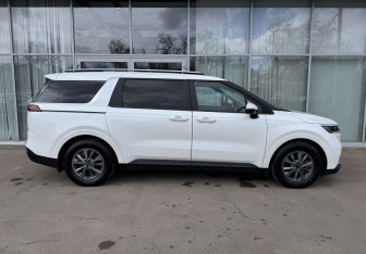 Подержанный автомобиль Kia Carnival 2021 года (4 фото)