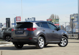 Подержанный автомобиль Toyota RAV4 2013 года (5 фото)