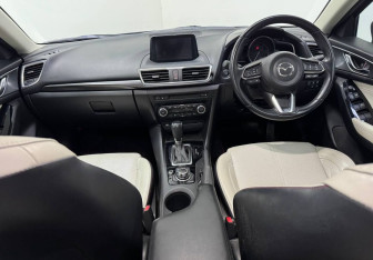 Подержанный автомобиль Mazda Axela Sedan 2017 года (10 фото)