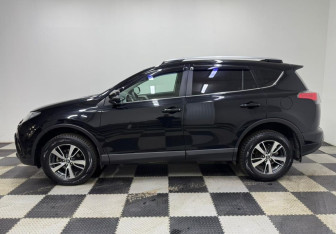 Подержанный автомобиль Toyota RAV4 2017 года (8 фото)