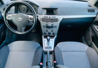 Подержанный автомобиль Opel Astra Hatchback 2008 года (11 фото)