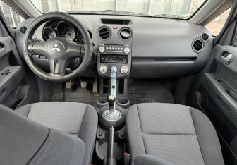 Подержанный автомобиль Mitsubishi Colt Hatchback 2005 года (9 фото)