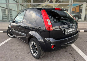 Подержанный автомобиль Ford Fiesta Hatchback 2008 года (7 фото)
