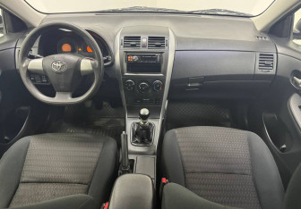 Подержанный автомобиль Toyota Corolla Sedan 2012 года (11 фото)