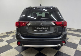 Подержанный автомобиль Mitsubishi Outlander 2018 года (6 фото)