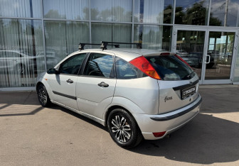 Подержанный автомобиль Ford Focus Hatchback 2002 года (7 фото)
