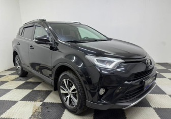 Подержанный автомобиль Toyota RAV4 2017 года (3 фото)