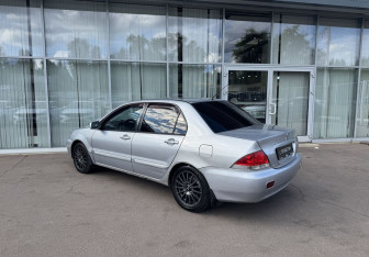 Подержанный автомобиль Mitsubishi Lancer Sedan 2006 года (7 фото)