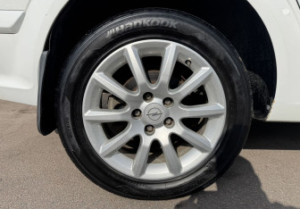 Подержанный автомобиль Opel Astra Sedan 2012 года (12 фото)
