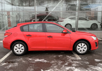 Подержанный автомобиль Chevrolet Cruze Hatchback 2013 года (8 фото)