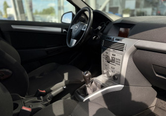 Подержанный автомобиль Opel Astra Sedan 2013 года (10 фото)
