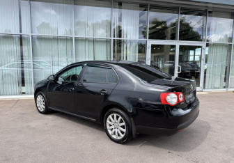 Подержанный автомобиль Volkswagen Jetta Sedan 2009 года (7 фото)