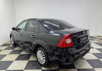 Подержанный автомобиль Ford Focus Sedan 2009 года (7 фото)